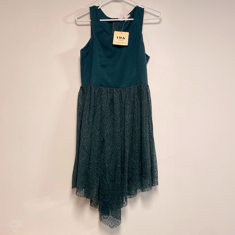 Hunter green half lace dress new with tags from a smoke free home. Medium